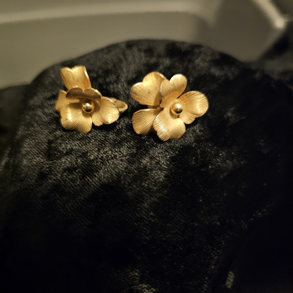 Giovanni Gold Tone Earrings Clipon..1 inche